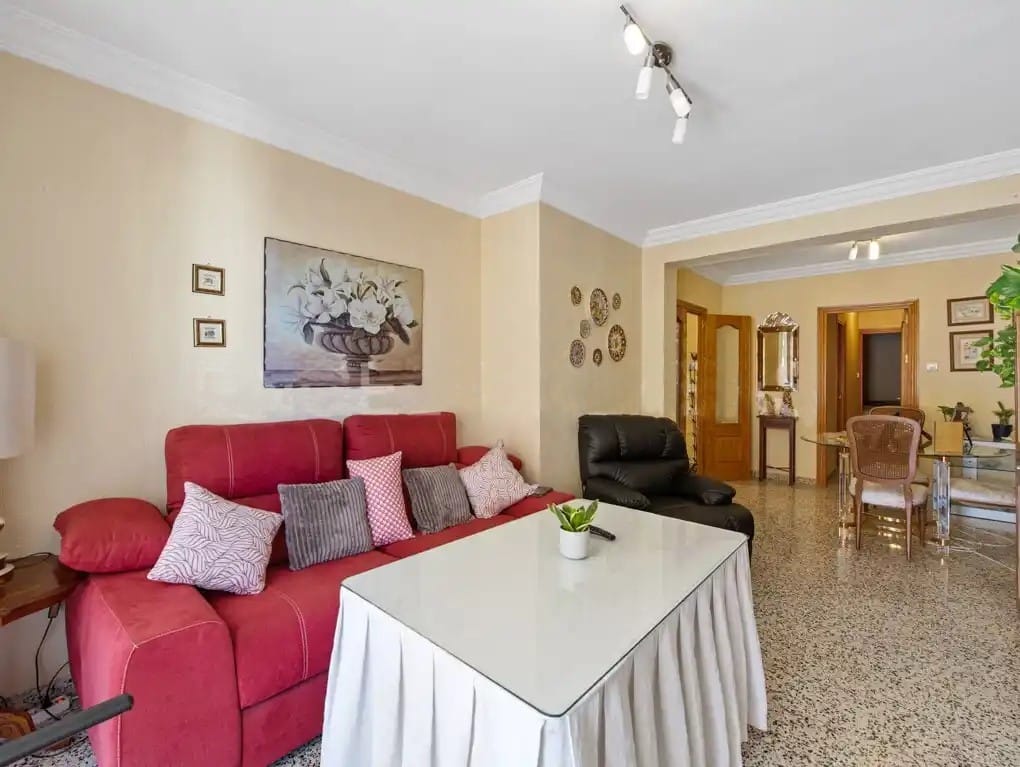 ¡¡ A sólo 150 metros de la playa, piso en el mismo centro!! (REN-228)