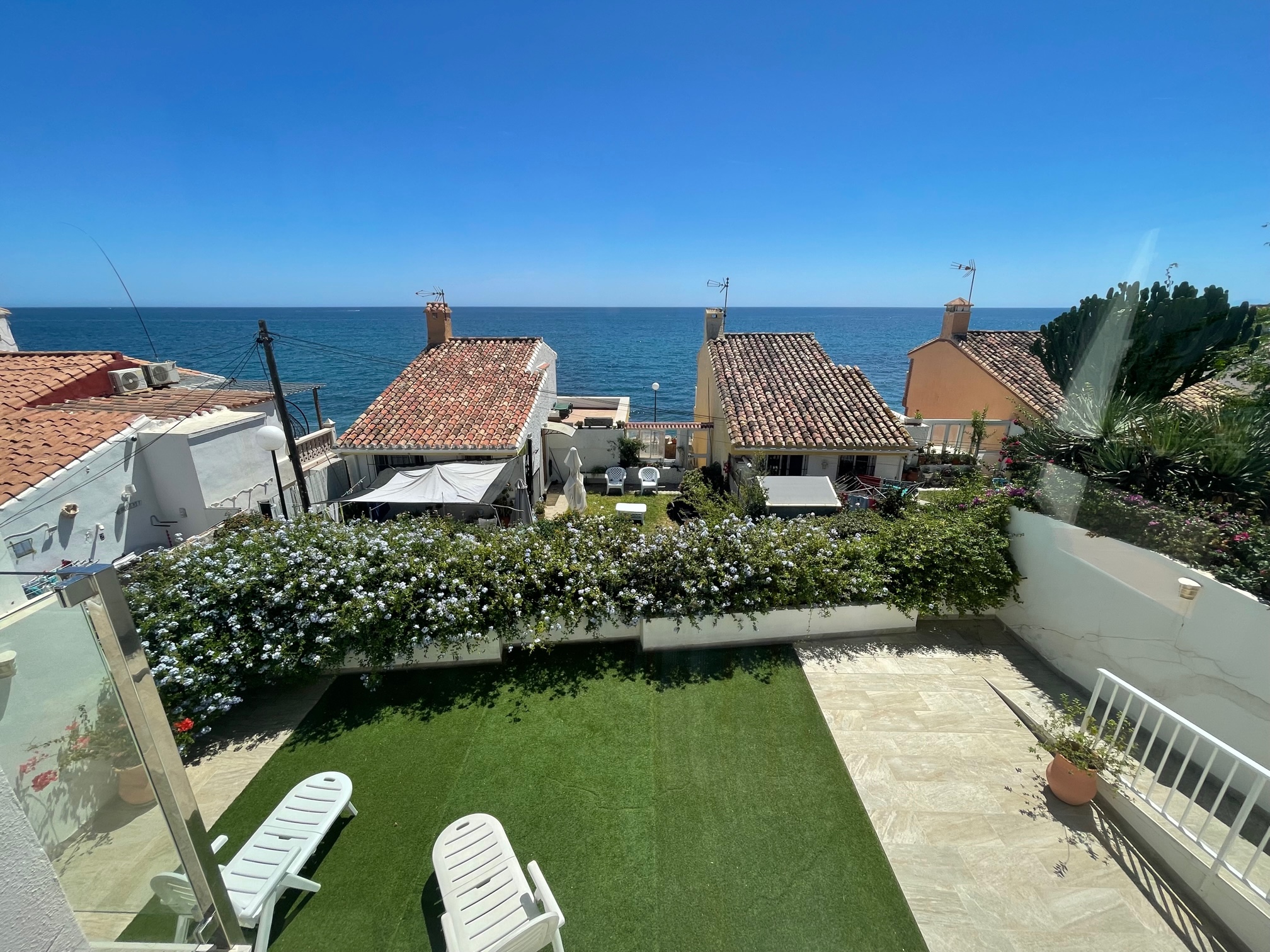 ESTEPONA ALQ. VAC. URB. ARENA BEACH. CASA con VISTAS AL MAR y piscina comunitaria.