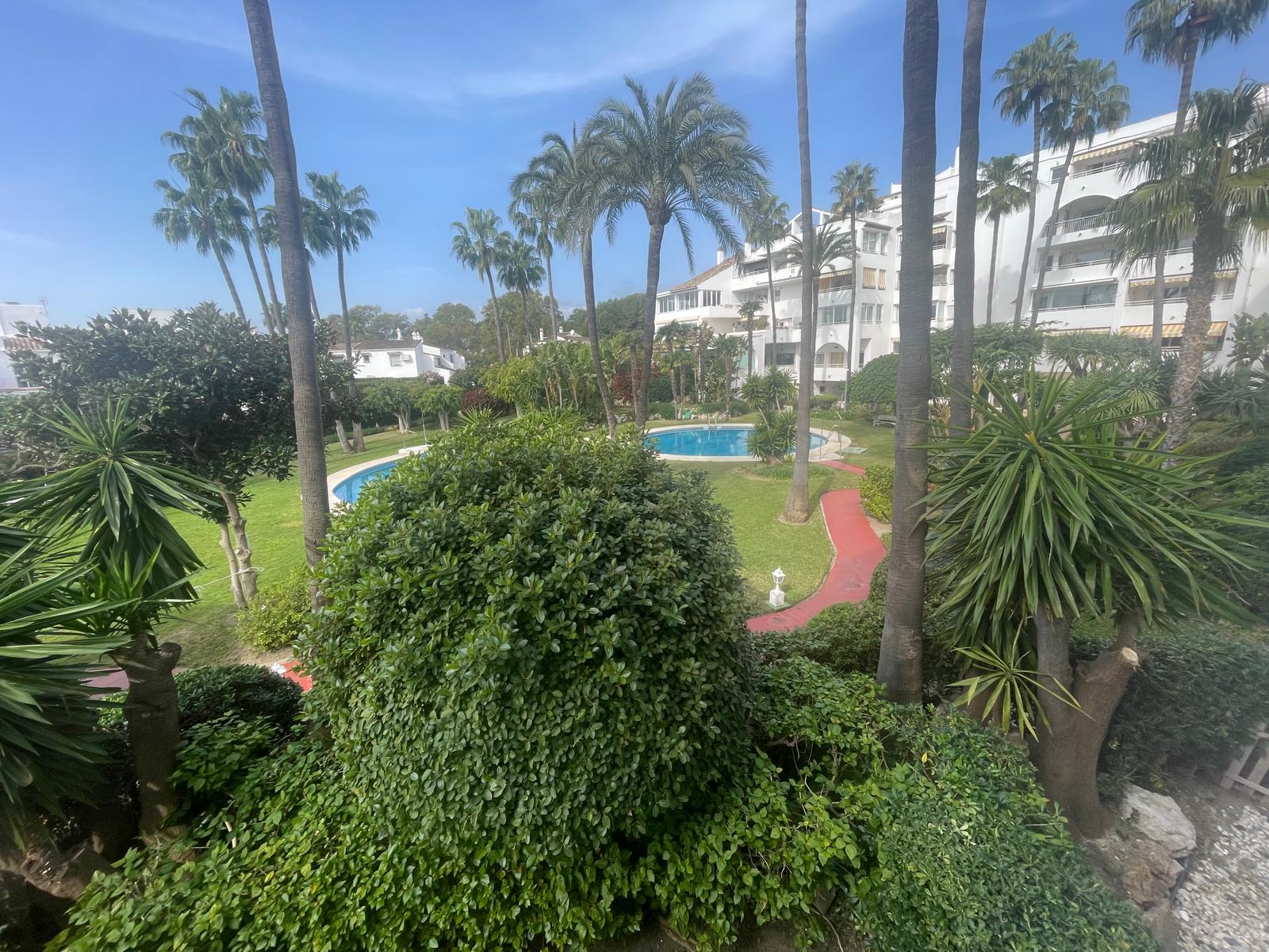 ESTEPONA, ATALAYA – Piso con terraza en urbanización emblemática. (VEN-257)